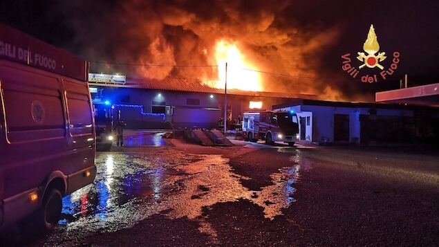 Incendiato un capannone di materiale cartaceo