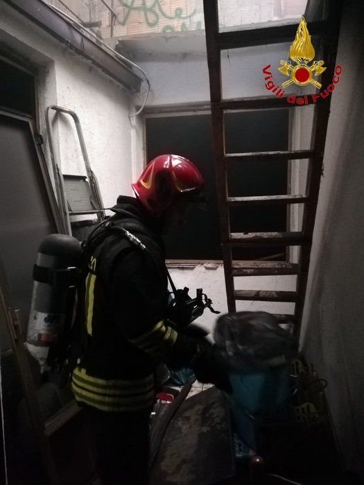 Incendio in un appartamento nel Crotonese, nessun ferito