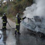 Lamezia, in fiamme auto a Fronti: illeso l'anziano alla guida