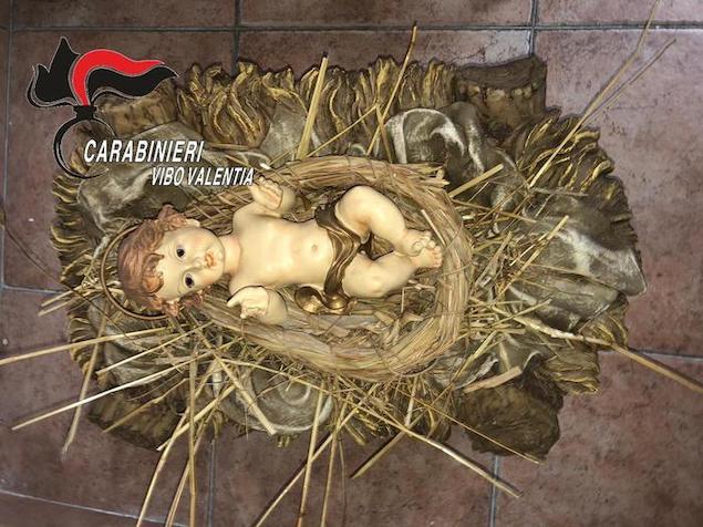 Incendia presepe e ruba statua Bambinello, denunciato