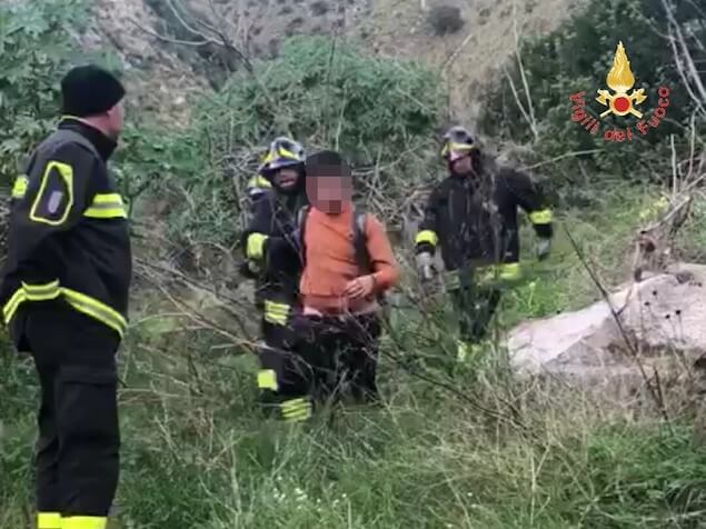 Vigili salvano giovane che minaccia di lanciarsi dalla scogliera