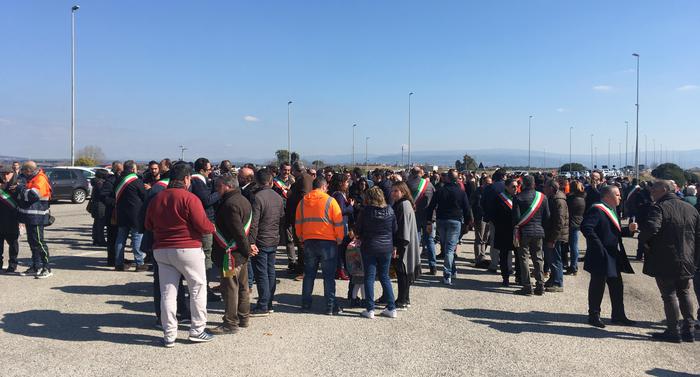 Sit-in davanti al gate del porto Gioia Tauro