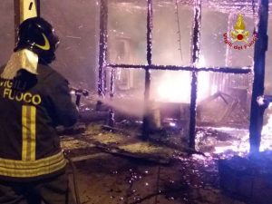 Incendio distrugge cinque negozi al villaggio palumbo-LameziaTermeit