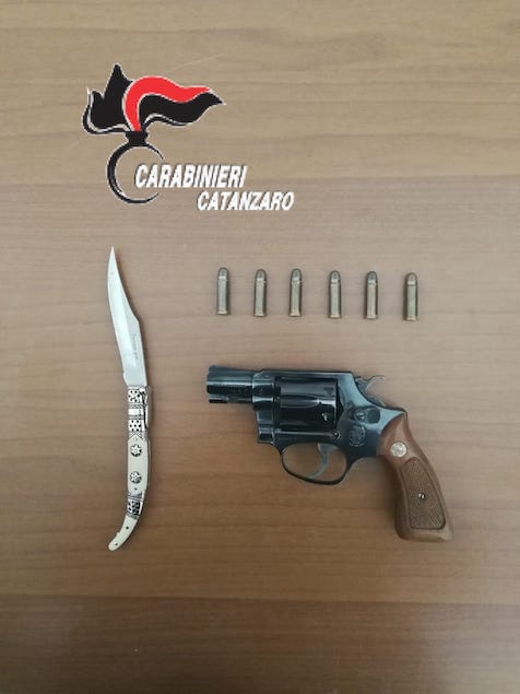 Fermato uomo in possesso di arma carica e serramanico