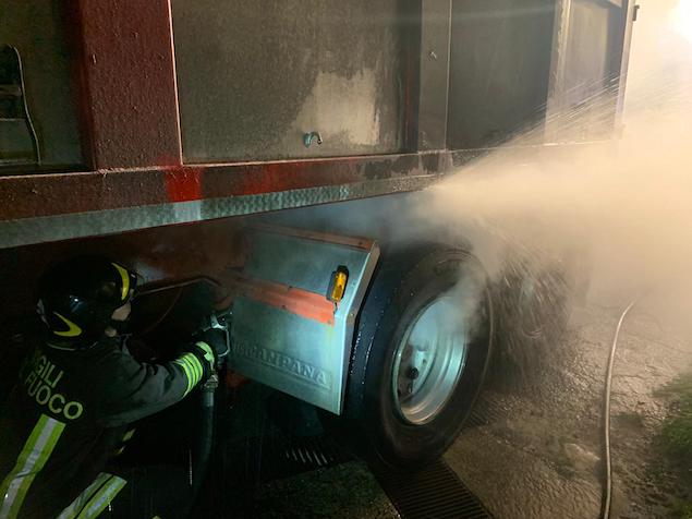 Incendio all'impianto frenante di un autotreno