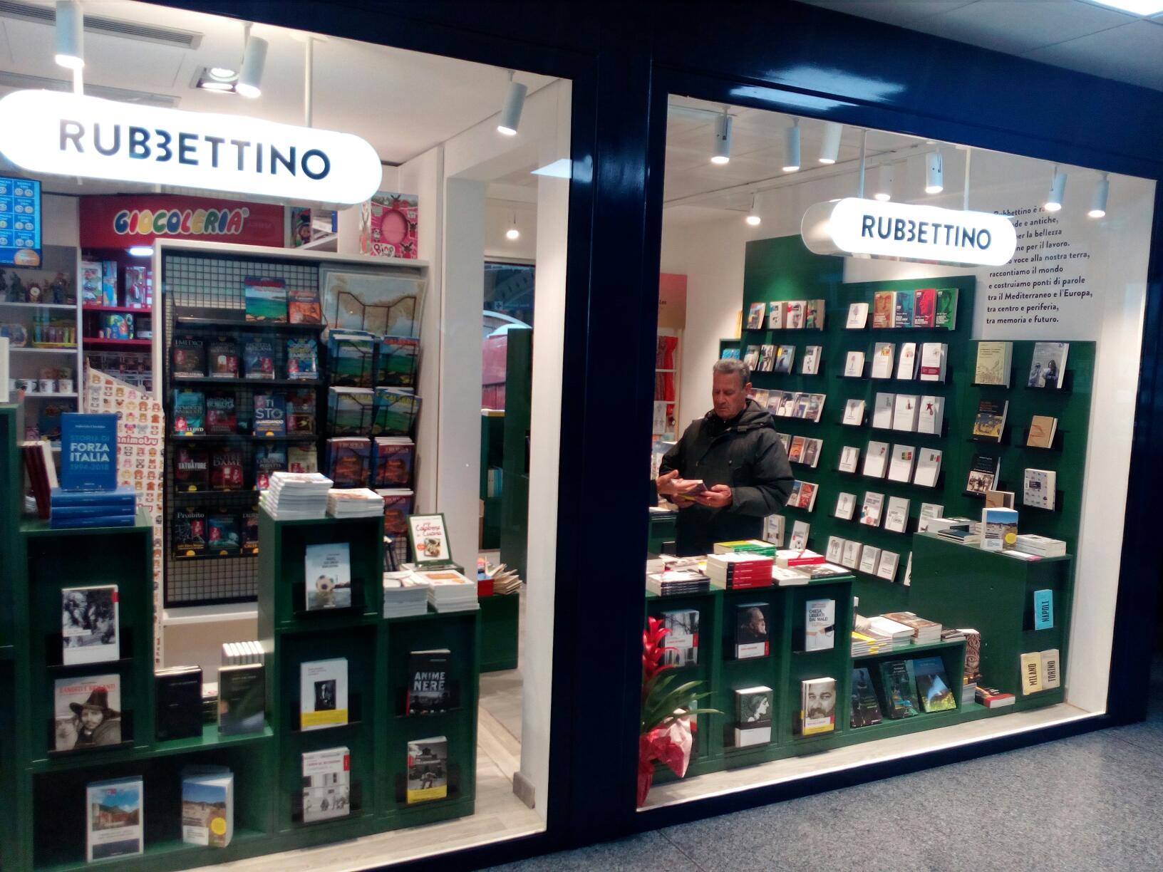 Brindisi per il nuovo bookstore Rubbettino all'aeroporto di Lamezia Terme