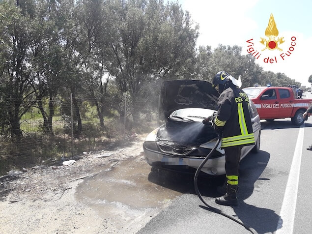 Incendio autovettura sulla SS106 nel comune di Cropani (CZ)