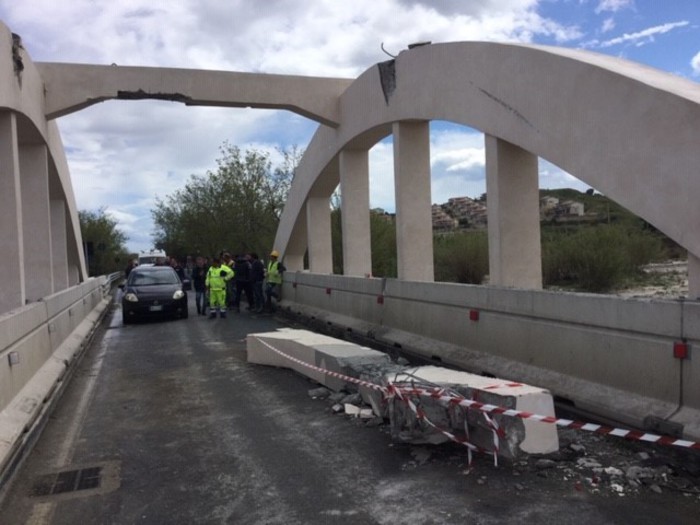 SS106. Crolla trave del ponte tra Isca sullo Ionio e Badolato