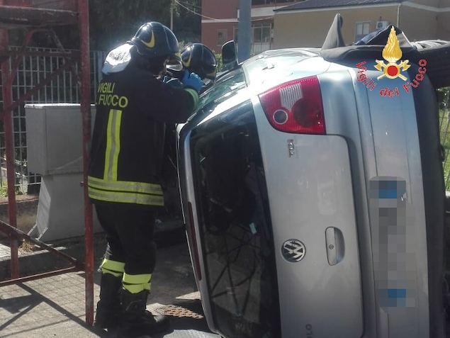 Catanzaro. Si ribalta auto in Via Conti Falluc