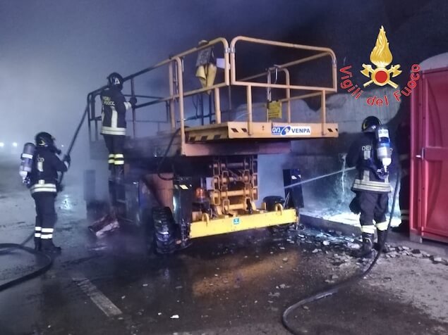 Marcellinara (CZ). Incendiato mezzo da cantiere in galleria