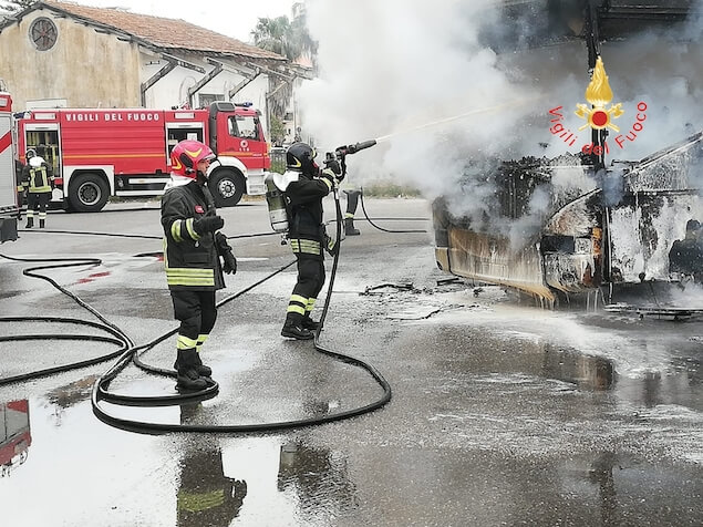 Soverato (CZ). In fiamme tre autobus delle Ferrovie della Calabria