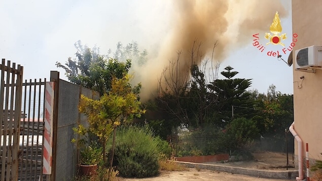 Catanzaro. Vasto incendio di sterpaglia e macchia mediterranea