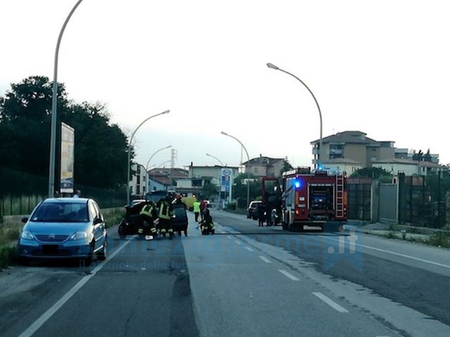 Lamezia. Vettura finisce contro palo illuminazione, ferita una donna