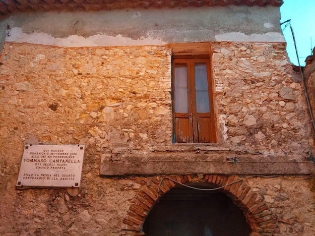 Stilo (RC). Abbattuto balcone abusivo dalla casa di Campanella