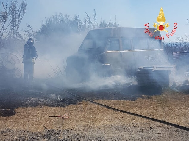 Falerna (CZ). In fiamme due Scuolabus in disuso