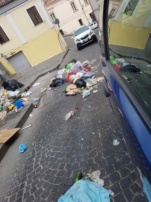 Lamezia. Rifiuti per strada, lamentele dei residenti