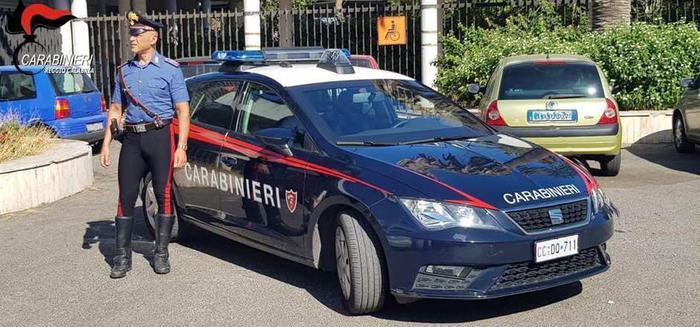 Una pattuglia dell'Arma dei Carabinieri in servizio a Reggio Calabria.