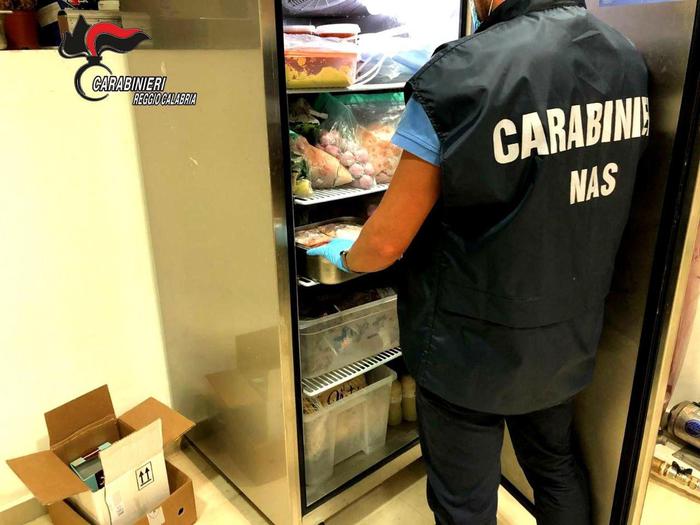 Alimenti mal conservati, denunciata titolare ristorante