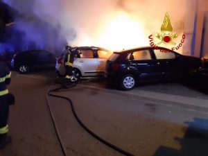 Lamezia. In fiamme due autovetture in via dei Mille