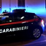 Tentano di gettare droga dalla finestra, arrestati padre e figlio