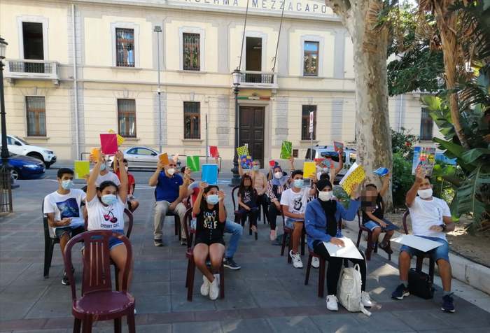 Scuola d'italiano in piazza, iniziativa Reggio compie un anno