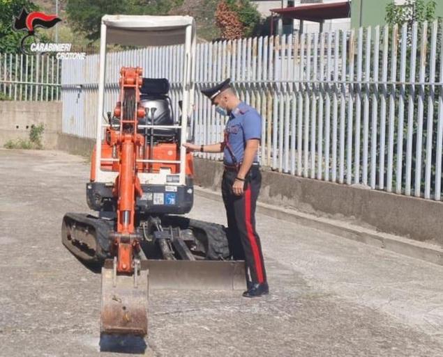 Trovati con mezzi agricoli rubati, denunciati coniugi