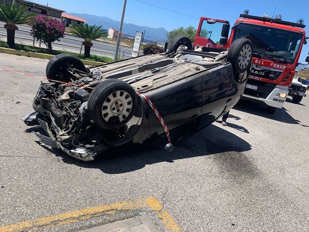 Incidenti stradali: auto si ribalta sulla Ss106, morta 53enne