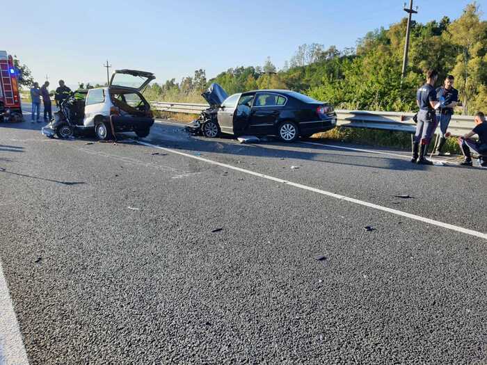 Incidenti stradali: frontale tra auto, un morto e 3 feriti