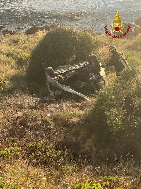 Esce fuori strada e fa un volo di 10 metri con l'auto: illeso!