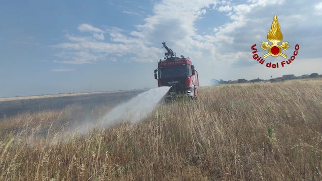 Incendi: altra giornata di roghi nel crotonese, numerosi interventi dei VVFF