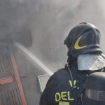 Incendio minaccia azienda e case a Cutro