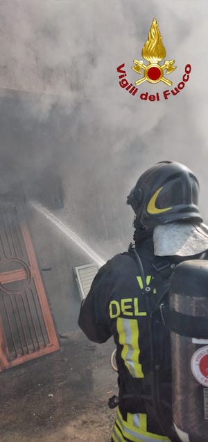 Incendio minaccia azienda e case a Cutro