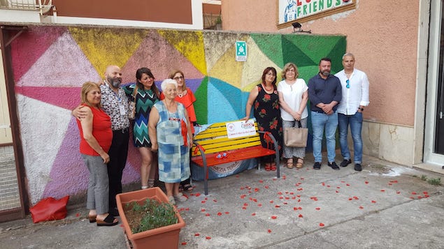 Lamezia. Associazione "Per te" dona panchina alla Lucky Friends