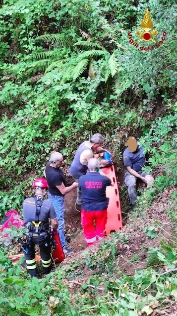 Motociclista finisce in dirupo, salvato dai vigili del fuoco