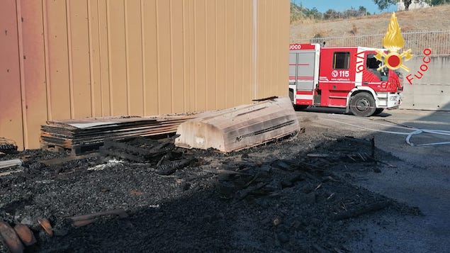 Staletti (CZ). In fiamme stabilimento di una ditta di torrefazione