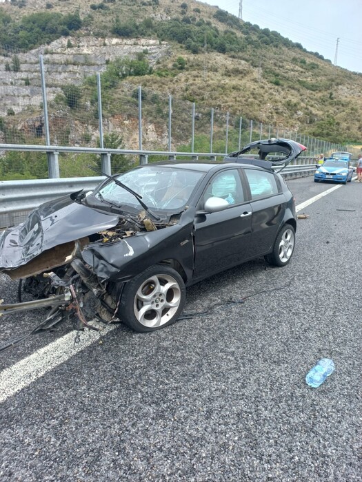 Incidenti stradali: perde controllo dell'auto su A2, muore 56enne