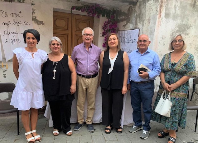 prof. Carlo Rizzo e presidente associazione culturale RriMi Bashkë, ing. Filomena Greco, insieme ad alcuni membri del Consiglio direttivo