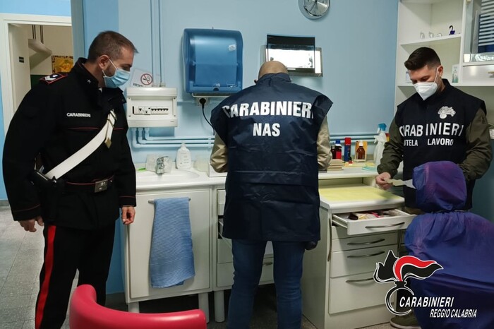 Falso dentista scoperto dai carabinieri a Reggio Calabria, denunciato