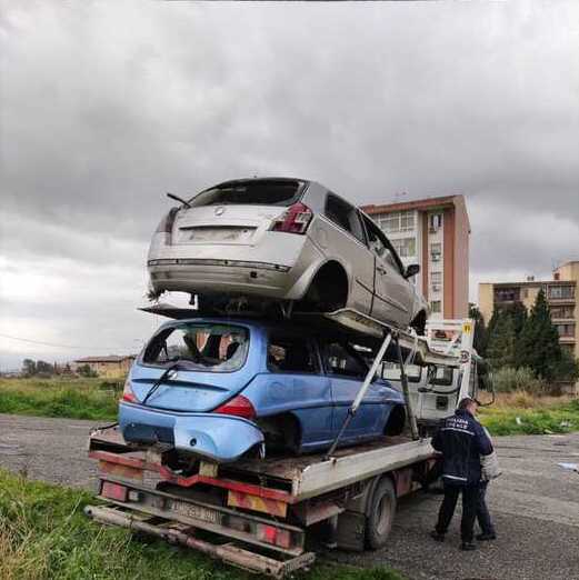 Polizia locale rimuove a Catanzaro 30 veicoli abbandonati