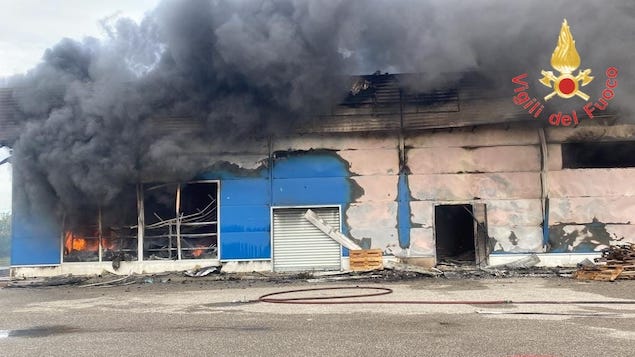 Vasto incendio a capannone a Cassano sullo Ionio