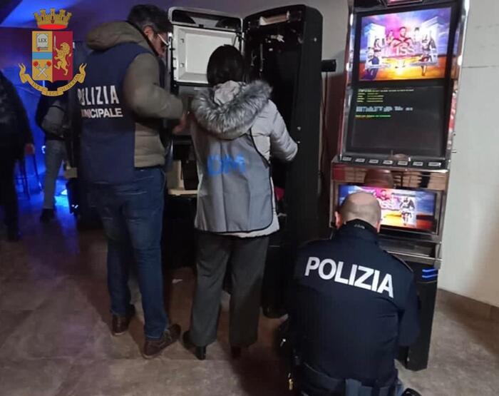 Sequestrati locale abusivo e sala slot clandestina, una denuncia