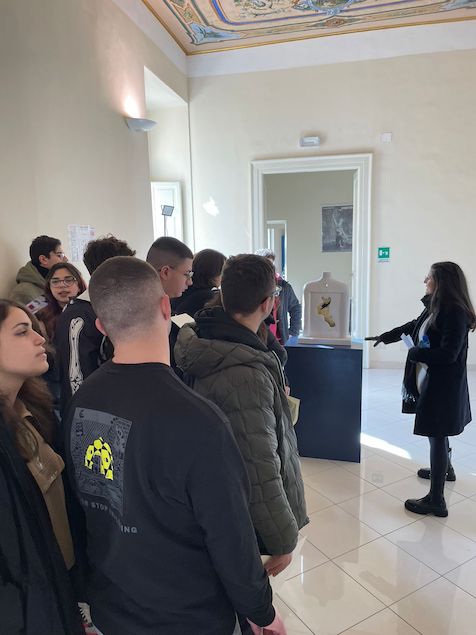 Studenti del “Rambaldi” in visita alle mostre d’arte della città