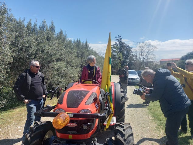 Antonella Paolini sul trattore donato da coldiretti