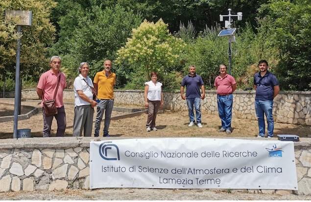 Progetto AI-FIRE. Gli amministratori del Comune di Bianchi (da sx: il vicesindaco Pascuzzo, il sindaco Taverna e l’Ing. Taverna) e il personale del CNR-ISAC di Lamezia Terme durante l’installazione della centralina meteorologica 