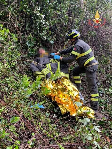 Catanzaro. Si lancia in una scarpata per sfuggire alla Polizia, soccorso dai vigili del fuoco