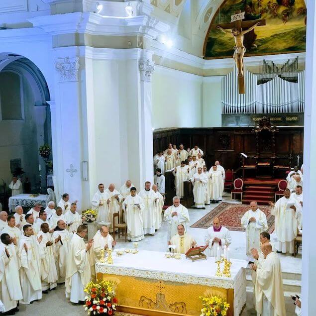 Lamezia. Mons. Parisi celebra la Messa del Crisma in cattedrale