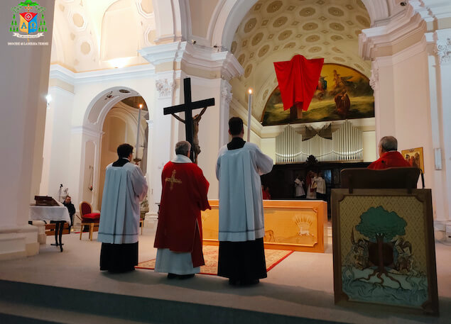 Lamezia. Mons. Parisi presiede la celebrazione della Passione del Signore