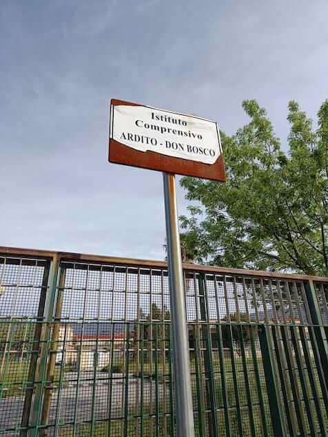 Quartiere Capizzaglie: alla Ardito-Don Bosco il cortile fagocitato dalle aiuole selvagge