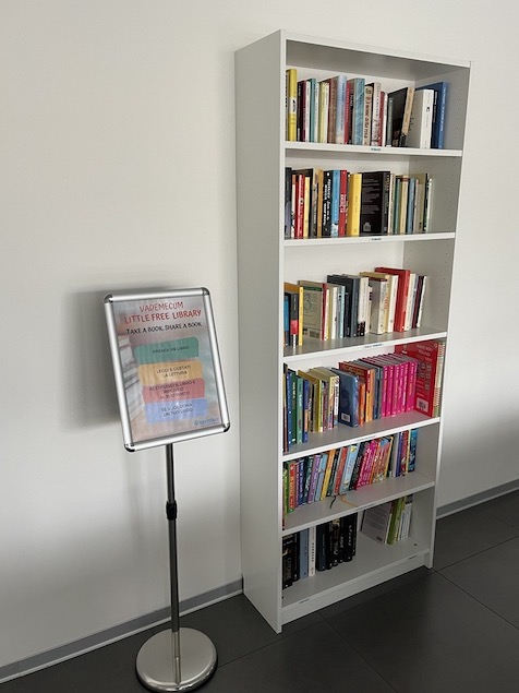 Nei parchi, fuori da negozi, lungo le strade… da oggi a Lamezia Terme, la Little Free Library è anche in azienda! 