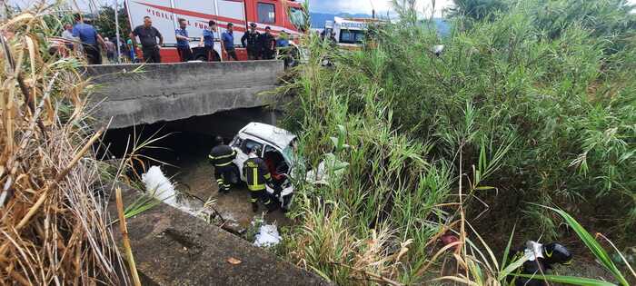 Auto precipita in una scarpata, due morti, uno è un bambino di 11 anni